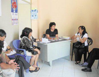 Directora obligaba a niños a comprar bidones de agua