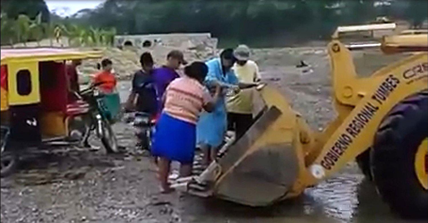 Tumbes: Anciana se ve en la necesidad de subir a la pala de cargador frontal para cruzar una quebrada (VÍDEO)