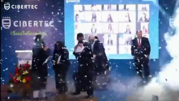 En el video que se viralizó en redes sociales, se observa a los jóvenes lanzar sus birretes y celebrar el fin de la ceremonia de graduación.  Foto: captura/Twitter