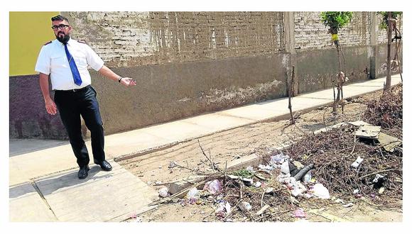 Promotores de colegio denuncian arrojo de basura y desmonte