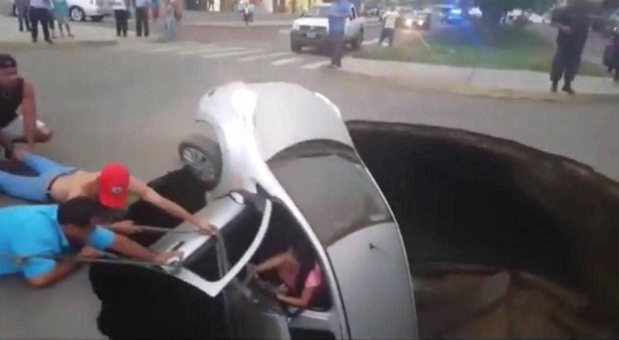 YouTube: así fue rescate de ocupantes de auto que se hundió en hoyo