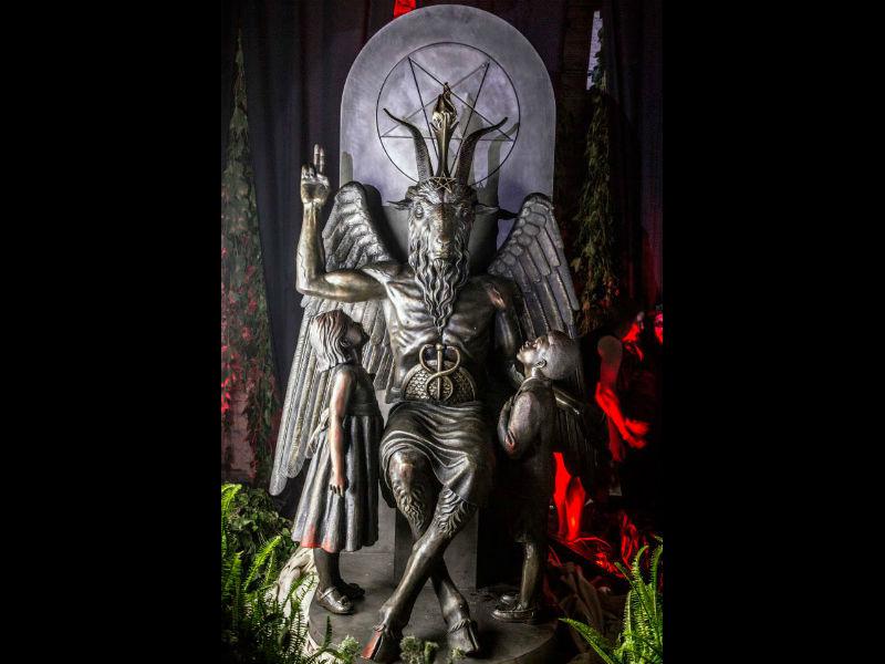 EE.UU.: Cientos de personas rinden homenaje a figura "satánica"