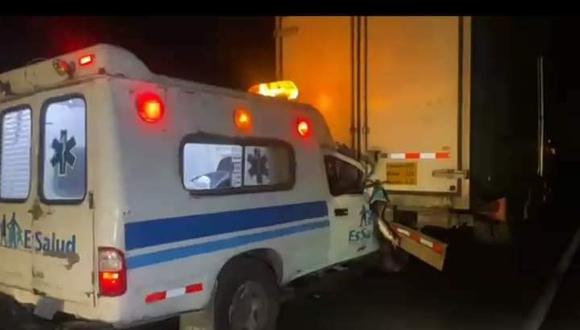 Vehículo de Essalud trasladaba a un paciente y su familiar a hospital de Chimbote cuando ocurrió accidente.