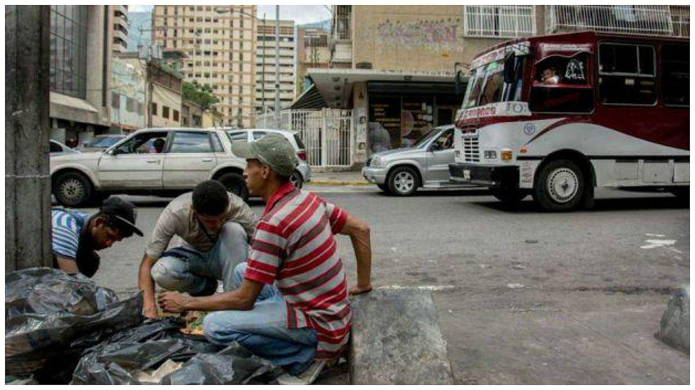 Twitter: video de venezolanos buscando basura desata indignación 