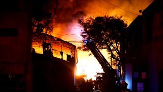 Incendio en San Juan de Lurigancho destruyó almacenes y movilizó a más de 30 unidades de Bomberos