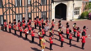 Reina Isabel II: banda toca tema de los ‘Vengadores’ por su cumpleaños (VIDEO)
