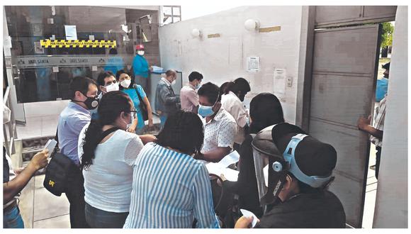 Decenas de docentes acuden a realizar trámites de año lectivo y entidad no puso en marcha medidas de bioseguridad para evitar la propagación del coronavirus.
