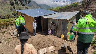 Policías construyen morada a familia que vivía en la intemperie en Huancavelica