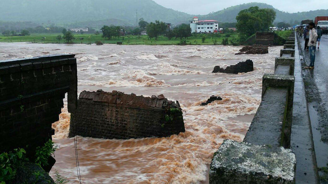India: puente se derrumba y deja dos muertos y al menos 20 desaparecidos (VIDEO)