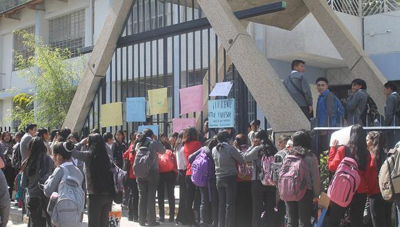 Estudiantes protestan y toman local de instituto porque docente falta mucho a clases 