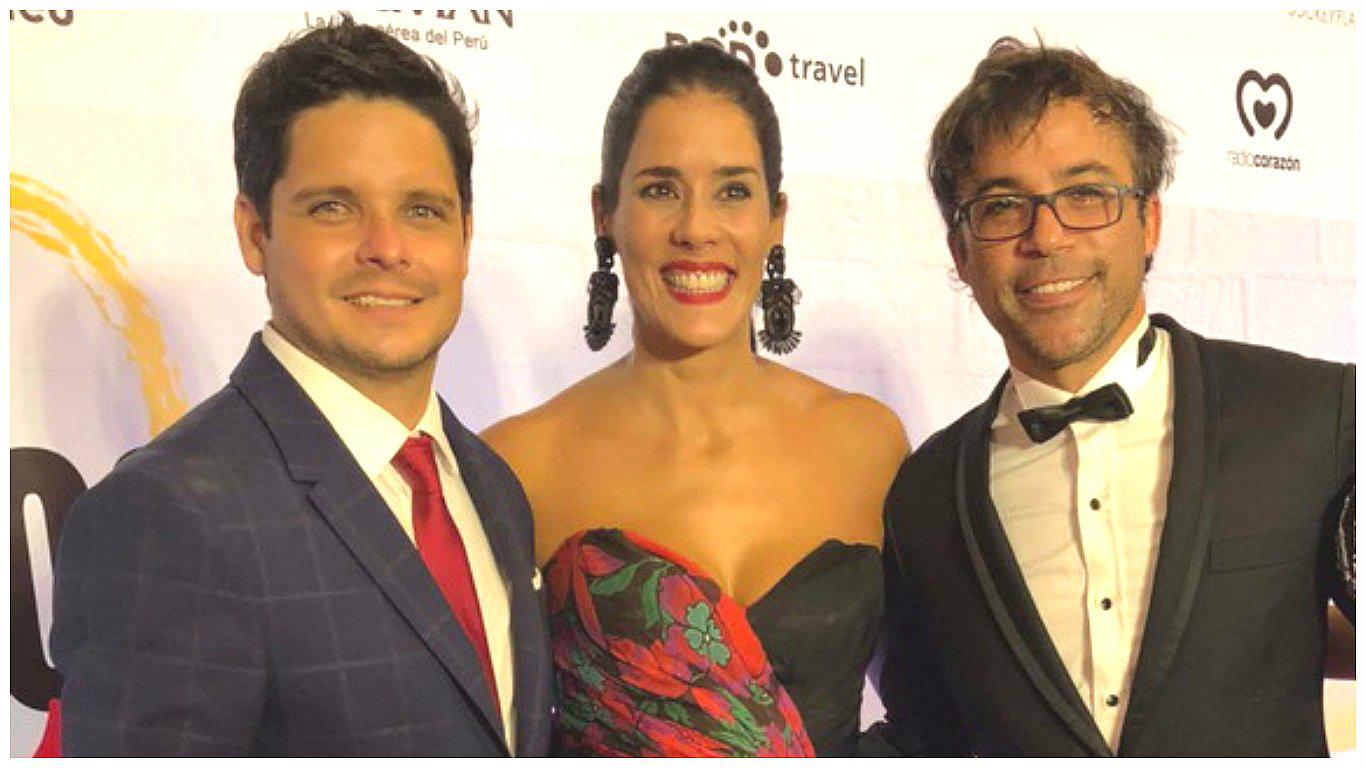 Conductores de 'Combate' sorprenden al posar junto a sus esposas en avant premiere (FOTOS)