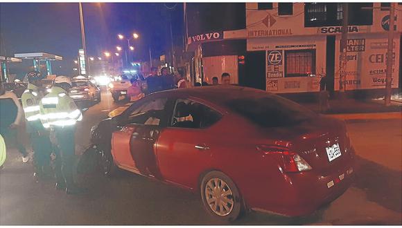 Chofer deja abandonado auto tras chocar contra un poste en Meiggs 
