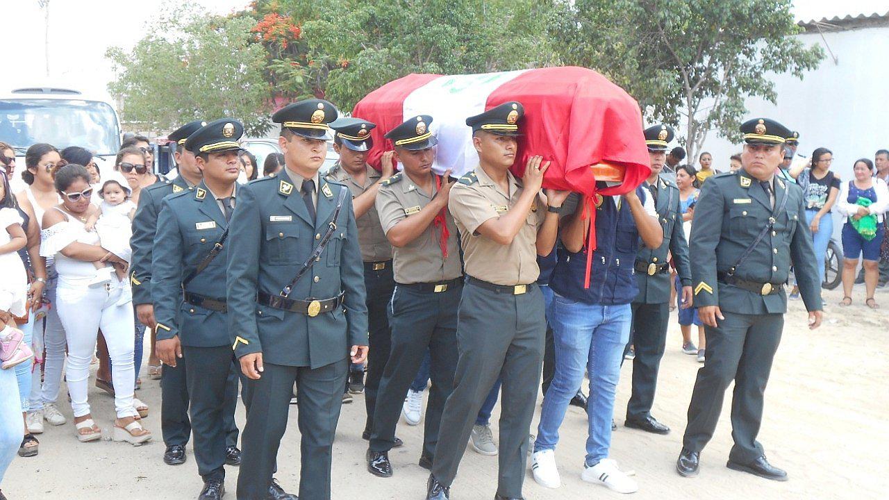 Con homenajes despidieron los restos del policía Anner Luzón 