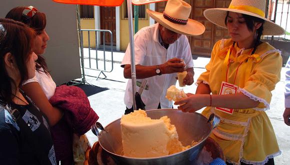 Pobladores y turistas degustan del tradicional Queso Helado Arequipeño