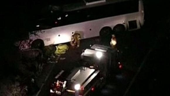 Choque de autobús en California deja ocho muertos