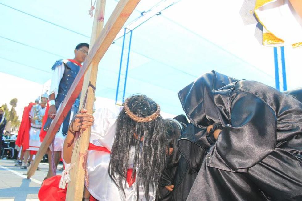 Escolares escenificaron el Vía Crucis de Jesús
