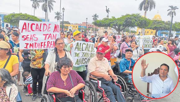 Personas con discapacidad, madres de familia de comedores populares, trabajadores ediles y dirigentes sindicales protestan en contra del alcalde de Trujillo. Regidor Jorge Vásquez dice que constantes cambios en las gerencias han hecho que la gestión edil sea una de las últimas en inversión en la región.