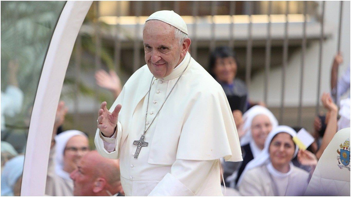 Simbolismo e historia tras la legendaria indumentaria papal (INFOGRAFÍA)