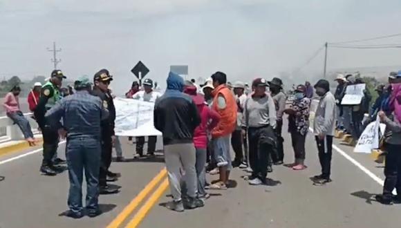 Agricultores han tomado el puente impidiendo el paso de vehículos en el tramo entre Moquegua y Tacna. (Foto: Captura)