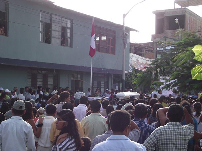 Protestan con ataúd de occiso en la comisaría de Corrales