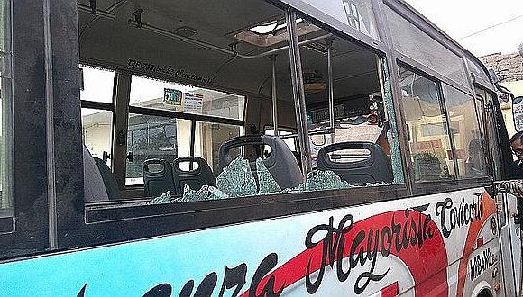 Trujillo: Cuatro delincuentes asaltan un microbús y le disparan a policía que iba como pasajero (VIDEO)