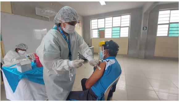 Inmunización para mayores de 70 años y de 18 años con Síndrome de Down se viene realizando en la I.E. Julio Gutiérrez Solari. (Foto: Paulo Ninatanta-Despierta Milagro)