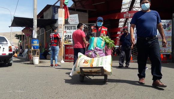 En los principales emporios la ciudadanía empieza a abastecerse de productos tras iniciada la huelga de transportistas. (Foto: Adrian Apaza)