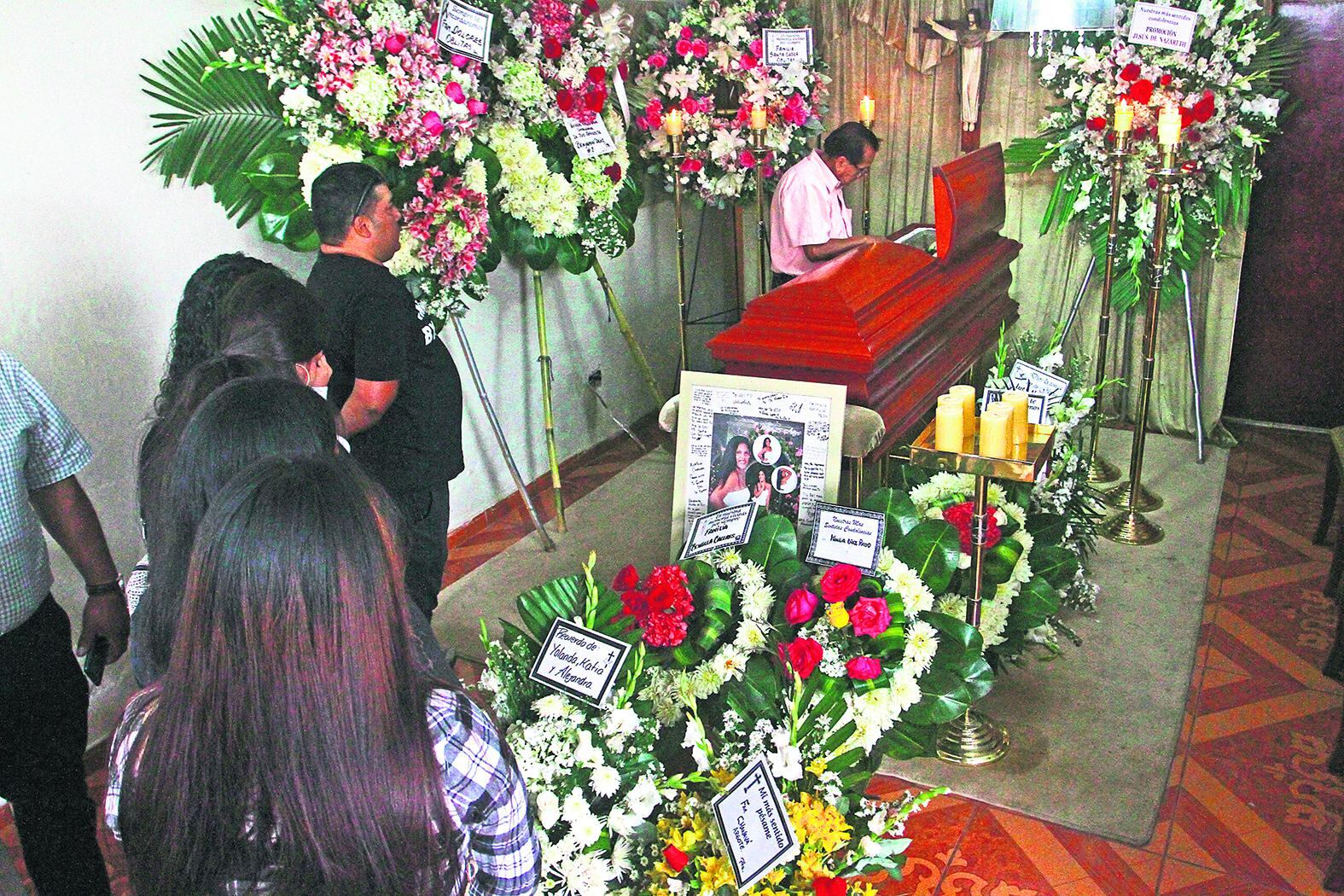 Velorio de Alesandra Porras Inga (18) y Carlos Gabriel Campos Zapata (19) jovenes que murieron electrocutados junto en el centro de comida rápida  McDonald's.Fotos/Gonzalo Córdova.