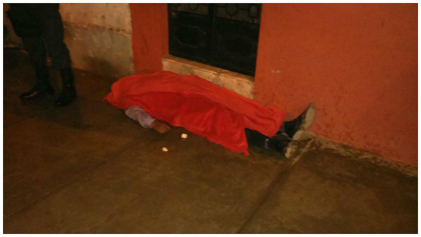 ​Toma licor, se cae y muere en plena calle