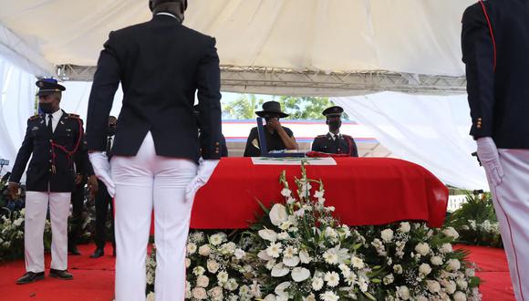 Martine Moise llora durante el funeral de su esposo, el presidente haitiano Jovenel Moise, el 23 de julio de 2021. (Valerie BAERISWYL / AFP).
