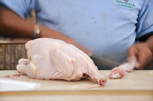 Lavar el pollo antes de cocinarlo evita estas enfermedades 