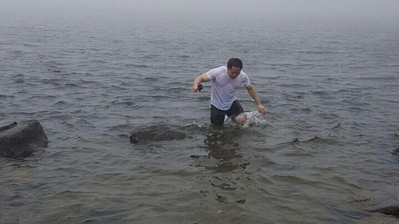 Kenji Fujimori emula a su padre Alberto Fujimori y se baña en laguna Las Huaringas