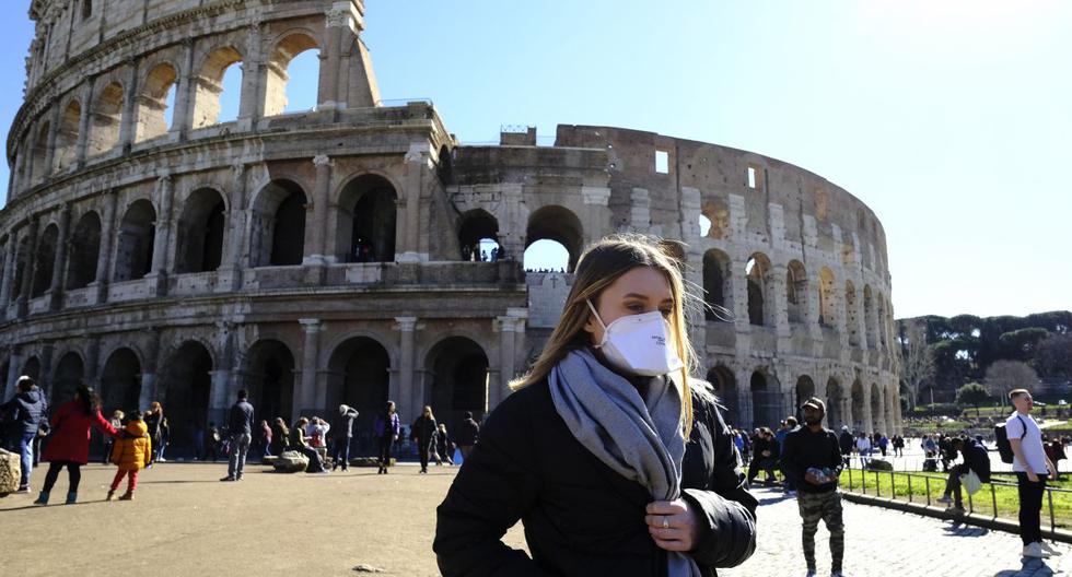Una turista que usa mascarilla pasa cerca del Coliseo de Roma el 28 de febrero del 2020. (Foto de Andreas SOLARO / AFP).