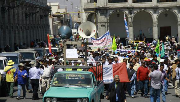 Gremios sociales y sindicatos marchan en contra de proyecto minero Tía María