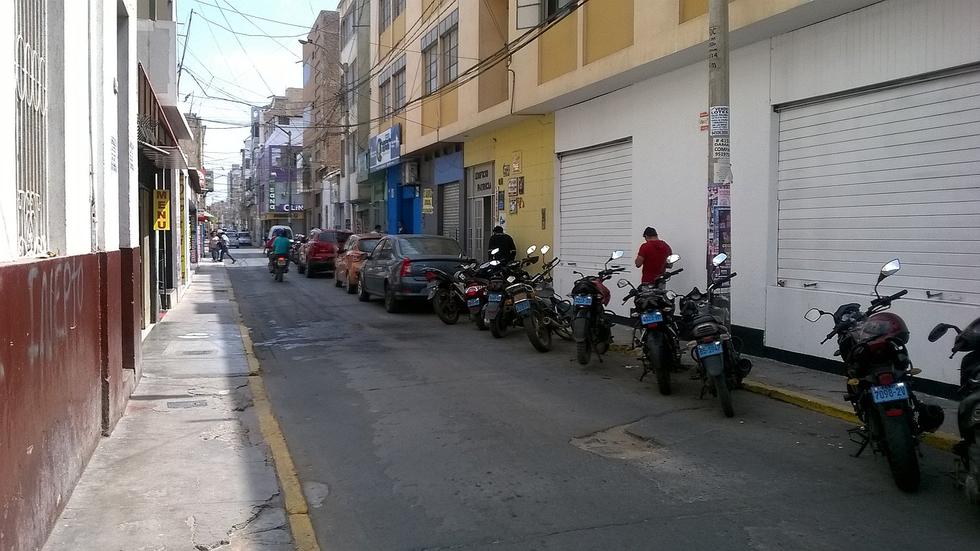 Incomodidad por parqueo informal en las principales calles de Chiclayo (FOTOS)