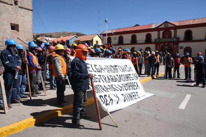 Obreros de la empresa OCA se movilizan