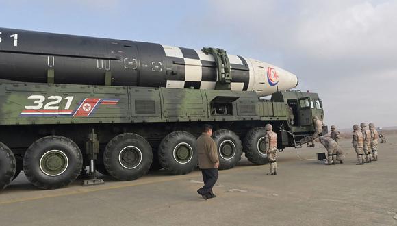 El líder de Corea del Norte, Kim Jong Un, inspeccionando un nuevo misil balístico intercontinental (ICBM) "Hwasong Gun 17", antes de que el lanzamiento en el Aeropuerto Internacional de Pyongyang. (Foto de KCNA VÍA KNS / AFP)