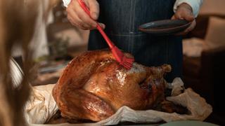 Truco efectivo para hornear el pavo de Navidad y que el relleno no se salga