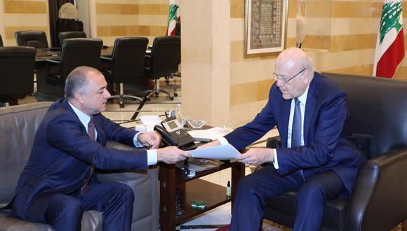 El presidente libanés Michel Aoun (izquierda) recibiendo el último borrador de una propuesta mediada por Estados Unidos para demarcar la frontera marítima del Líbano con Israel. (Foto de EFE/EPA/DALATI NOHRA)