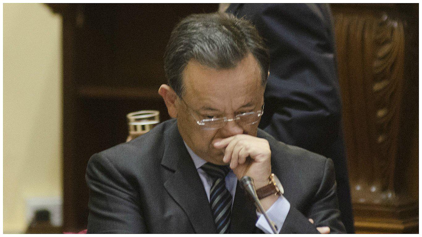 El Congreso prolonga la agonía del contralor Edgar Alarcón hasta el lunes