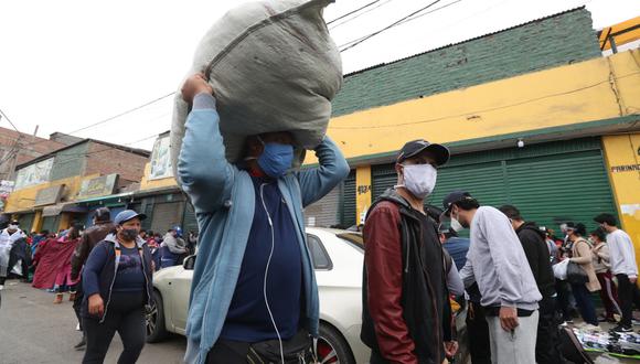 Comercio ambulatorio en la avenida Parinacochas, en La Victoria, es un foco de contagio de COVID-19. (Foto: Rolly Reyna/GEC)