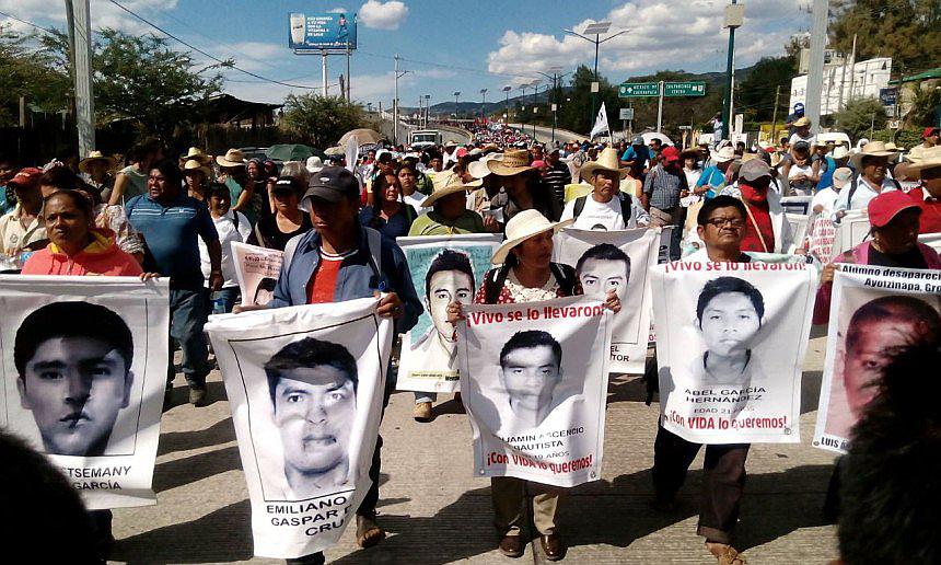 México: Padres de los 43 estudiantes de Ayotzinapa marchan contra el olvido