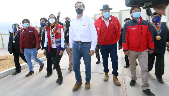 Autoridades de Cusco en contra de eventual vacancia presidencial de Martín Vizcarra. Foto: Juan Sequeiros.