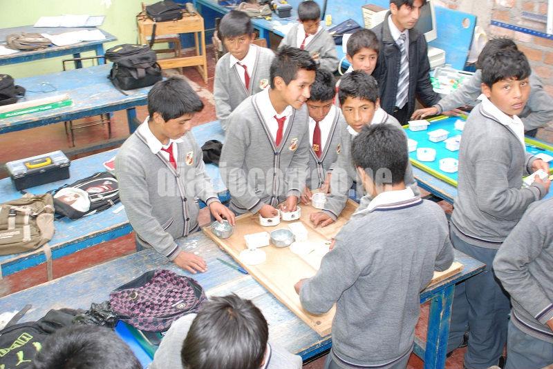 Escolares hacinados en talleres técnicos