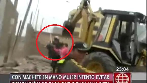 Carabayllo: Mujer ataca a machetazos a policía que intentó desalojarla (VIDEO)