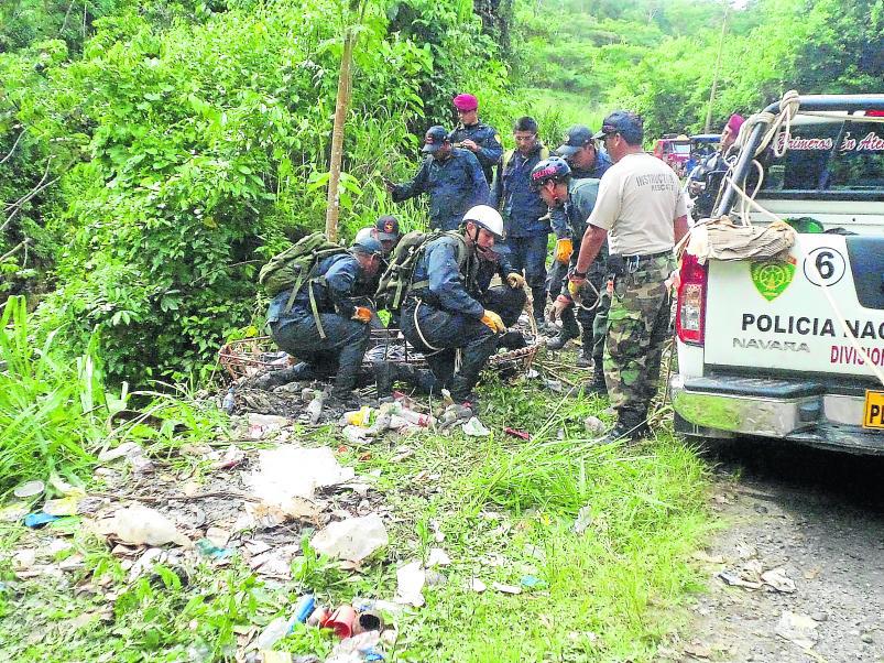Policías rescatan dos cuerpos de orillas del río Huallaga 