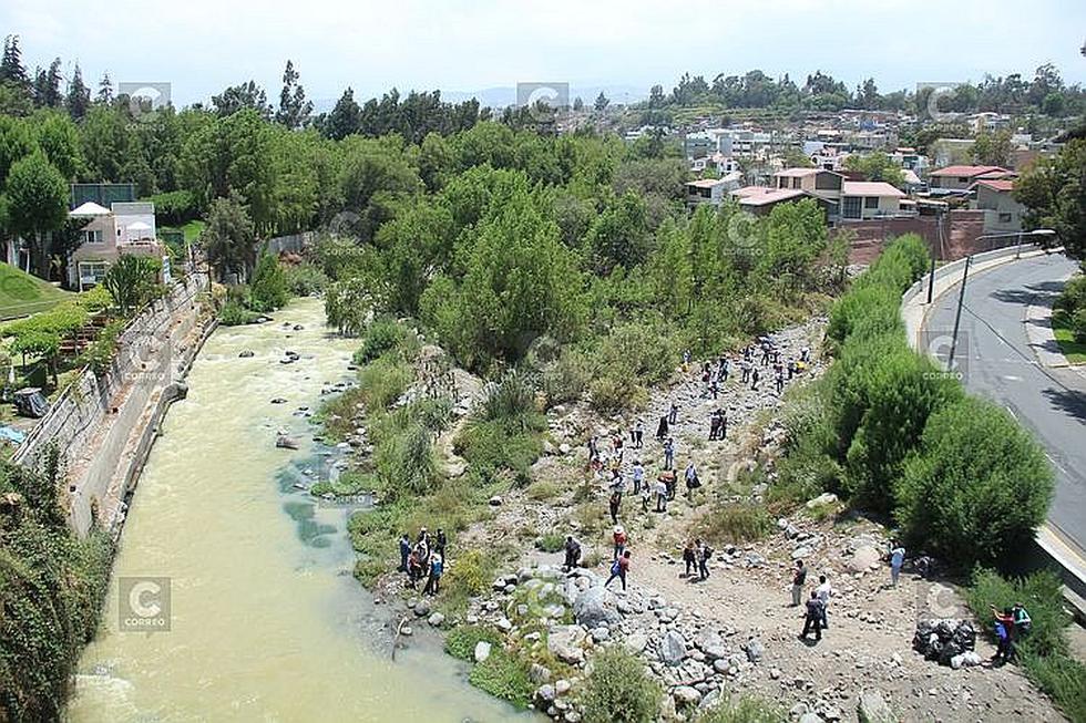 Venezolanos limpian calles y riberas del río Chili en Arequipa (FOTOS)