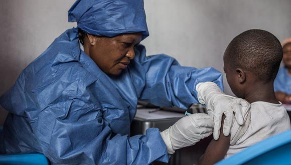 Una persona es inoculada con dosis de la vacuna contra el ébola. (Foto: PAMELA TULIZO / AFP)