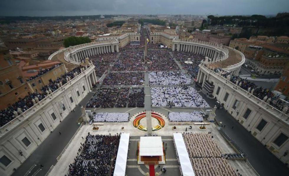 Juan Pablo II y Juan XXIII fueron proclamados santos (FOTOS)
