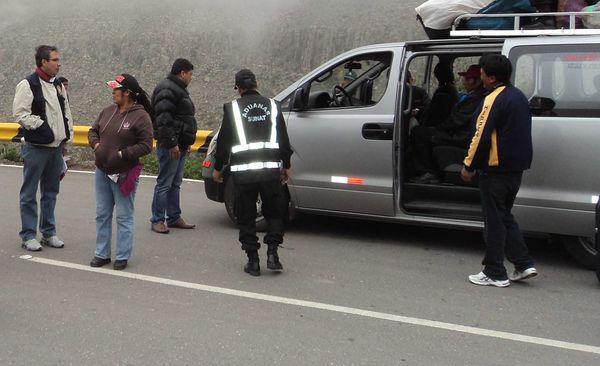 Chofer fuga al no tener autorización para llevar pasajeros